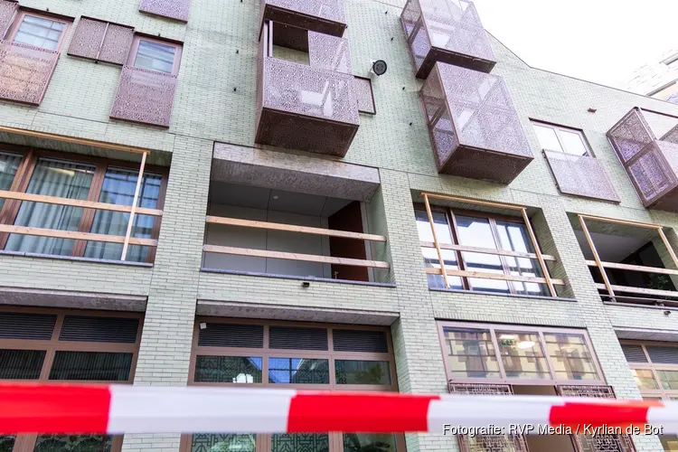 Voorgevel van balkon gevallen bij gebouw in Amsterdam-Centrum