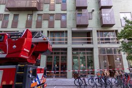 Voorgevel van balkon gevallen bij gebouw in Amsterdam-Centrum