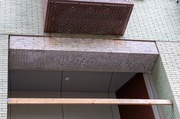 Voorgevel van balkon gevallen bij gebouw in Amsterdam-Centrum