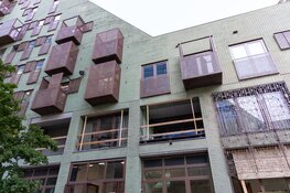 Voorgevel van balkon gevallen bij gebouw in Amsterdam-Centrum