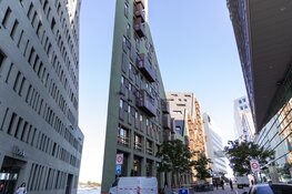 Voorgevel van balkon gevallen bij gebouw in Amsterdam-Centrum