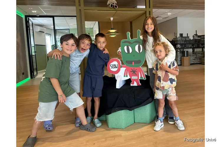 Kinderen tekenen voor veiligere buurt: Amsterdam-Noord krijgt zelfontworpen Pas-op-pop 'Egbert Elien'