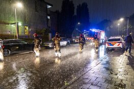 Vier personen door brandweer gered uit brandende woning in Amsterdam