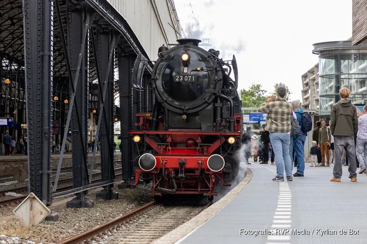 Stoomtrein rijdt mensen van Haarlem naar Amsterdam tijdens Sail Amsterdam