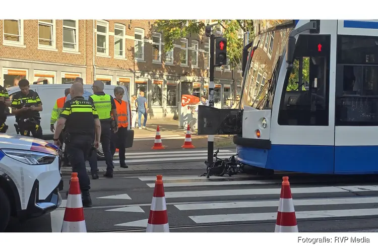 Fietser met spoed naar ziekenhuis na botsing met tram in Amsterdam