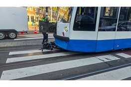 Fietser met spoed naar ziekenhuis na botsing met tram in Amsterdam
