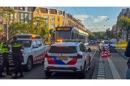 Fietser met spoed naar ziekenhuis na botsing met tram in Amsterdam