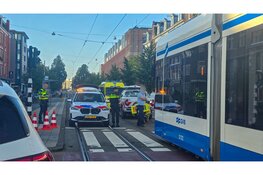 Fietser met spoed naar ziekenhuis na botsing met tram in Amsterdam