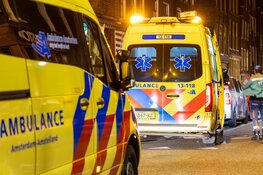 Man zwaargewond na mogelijke steekpartij in Amsterdam