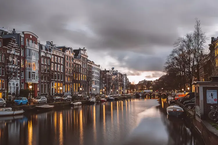 Stukadoor en glad stucwerk in Amsterdam: de kunst van strakke muren