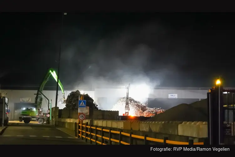 Brand bij afvalverwerker in Westelijk Havengebied