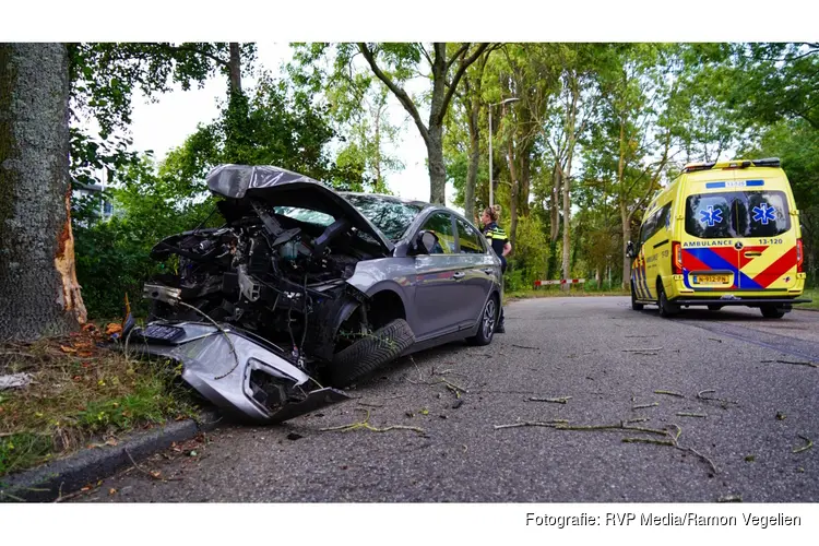 Auto knalt op boom in Noord, bestuurder zwaargewond