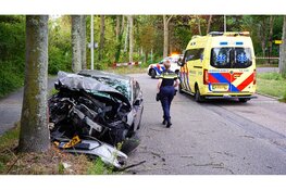 Auto knalt op boom in Noord, bestuurder zwaargewond