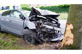 Auto knalt op boom in Noord, bestuurder zwaargewond