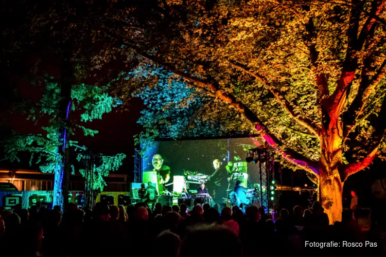 Bomen uit het Vondelpark jammen met 600 tulpen en lelies van platteland