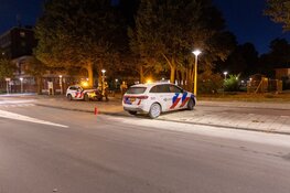 Politievoertuig vat vlam door brandbaar object in Amsterdam