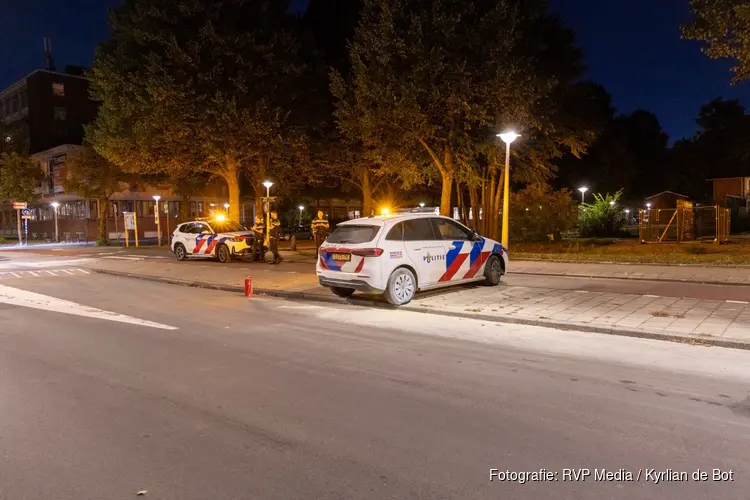 Politievoertuig vat vlam door brandbaar object in Amsterdam