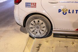 Politievoertuig vat vlam door brandbaar object in Amsterdam