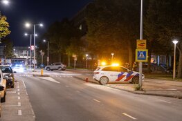 Politievoertuig vat vlam door brandbaar object in Amsterdam