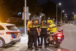 Politievoertuig vat vlam door brandbaar object in Amsterdam
