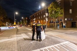 Politievoertuig vat vlam door brandbaar object in Amsterdam