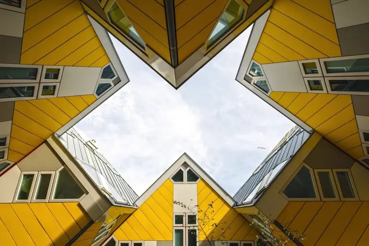 Een container huren in Rotterdam: soorten, regels en praktische tips