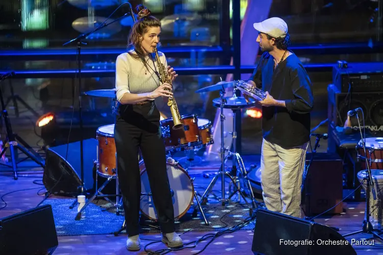 Saxofonist Kika Sprangers treedt op met azc bewoners en studenten van het Conservatorium in Bimhuis