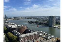 Highline verbindt torens en buurt in het Oostelijk Havengebied