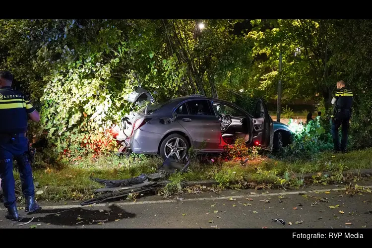 Veel schade na aanrijding tussen twee personenauto's
