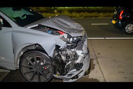 Veel schade na aanrijding tussen twee personenauto's