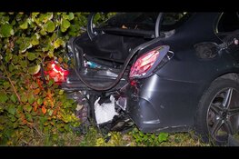 Veel schade na aanrijding tussen twee personenauto's