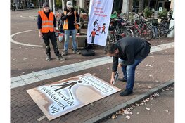 Ludieke krijtactie op Javaplein vraagt aandacht voor blindegeleidelijn