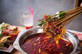 Bij Yuan Hotpot voelt het alsof je voor één avond terugreist naar het oude China