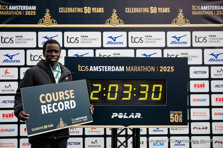 Geofry Kipchumba kroont jubileumeditie TCS Amsterdam Marathon met nieuw parcoursrecord