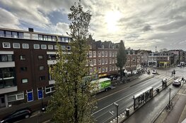 Buurtbewoners in verzet tegen kap van zes bomen in de Wijttenbachstraat in Amsterdam