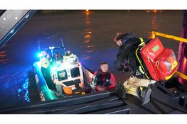 Bootje overvaren door binnenvaartschip, mogelijk meerdere vermisten