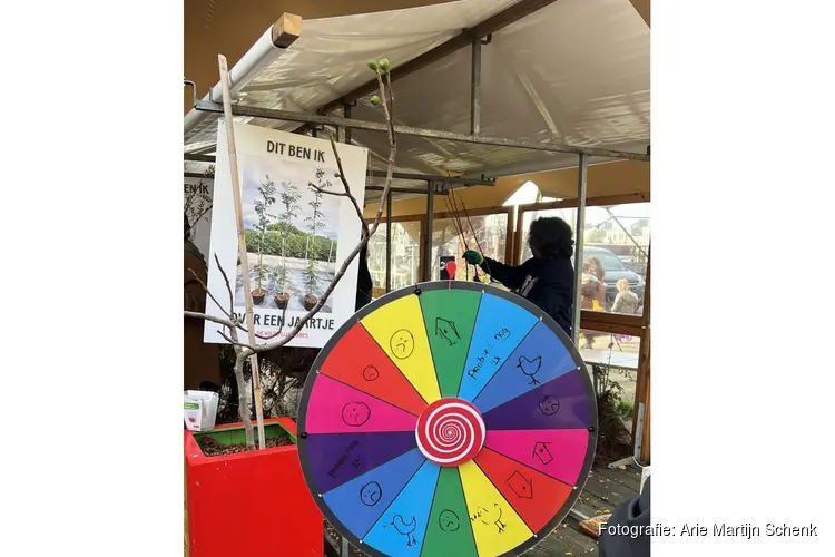 Gratis boom voor Amsterdammers: feestelijke ophaaldag op het Artisplein