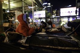 WTC Amsterdam Sleep Out op Zuidplein: vijftig mensen slapen buiten om aandacht te vragen voor dakloosheid