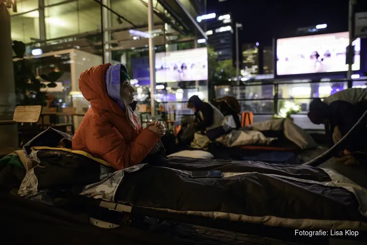WTC Amsterdam Sleep Out op Zuidplein: vijftig mensen slapen buiten om aandacht te vragen voor dakloosheid