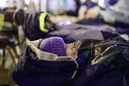 WTC Amsterdam Sleep Out op Zuidplein: vijftig mensen slapen buiten om aandacht te vragen voor dakloosheid