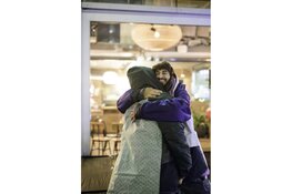 WTC Amsterdam Sleep Out op Zuidplein: vijftig mensen slapen buiten om aandacht te vragen voor dakloosheid