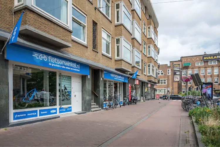 Steeds meer Amsterdammers verruilen de tram of auto voor een elektrische fiets