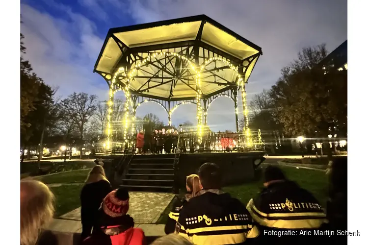 Kerstlicht in de muziekkoepel: Oosterpark luidt december in met warmte en samenzang