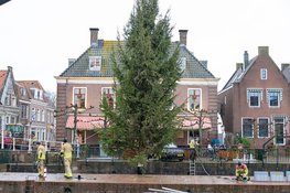 Traditionele kerstboom weer geplaatst in Muiden