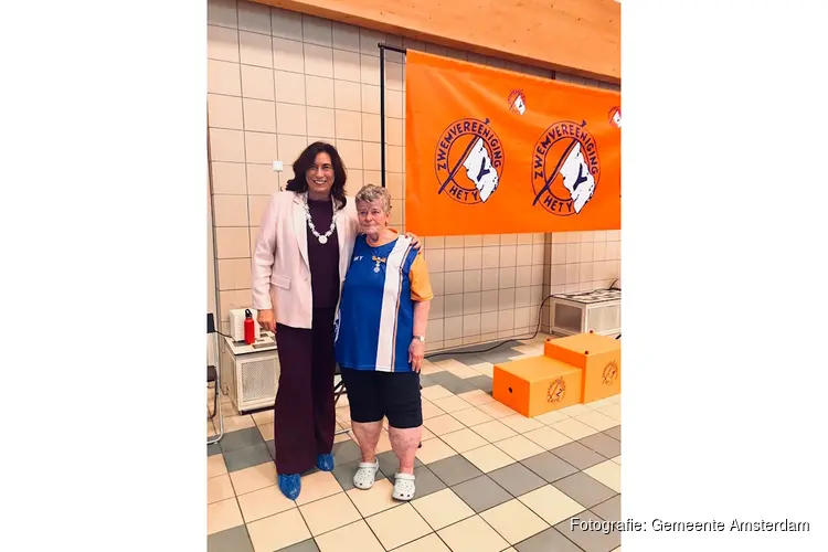 Koninklijke onderscheiding voor vrijwilliger zwemvereniging 'Het Y'