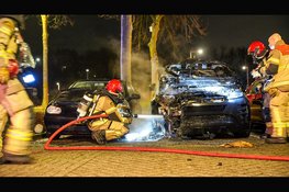 Auto in lichterlaaie in Amsterdam-Noord