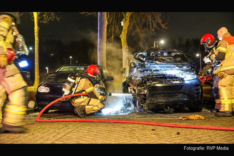 Auto in lichterlaaie in Amsterdam-Noord