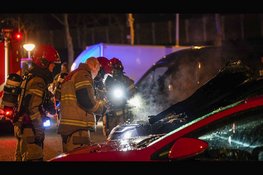 Auto in lichterlaaie in Amsterdam-Noord