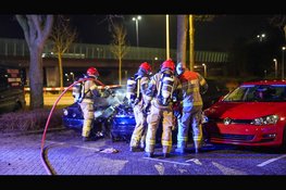 Auto in lichterlaaie in Amsterdam-Noord