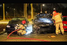 Auto in lichterlaaie in Amsterdam-Noord